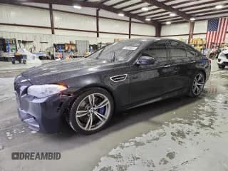 ✅ 2013 BMW M5 • VIN: WBSFV9C54DD095869 • Lot: 90039025. Wystawiony na Copart z przebiegiem 135 836 mil. Bezpłatny archiwum sprzedaży aukcyjnych z USA i szczegółowy raport historii pojazdu na DreamBid. Zdjęcie 1.