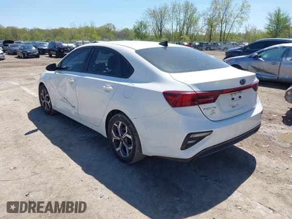 ✅ 2020 Kia Forte LXS • VIN: 3KPF24AD6LE256720 • Lot: 42157228. Wystawiony na IAAI z przebiegiem 135 407 mil. Bezpłatny archiwum sprzedaży aukcyjnych z USA i szczegółowy raport historii pojazdu na DreamBid. Zdjęcie 3.