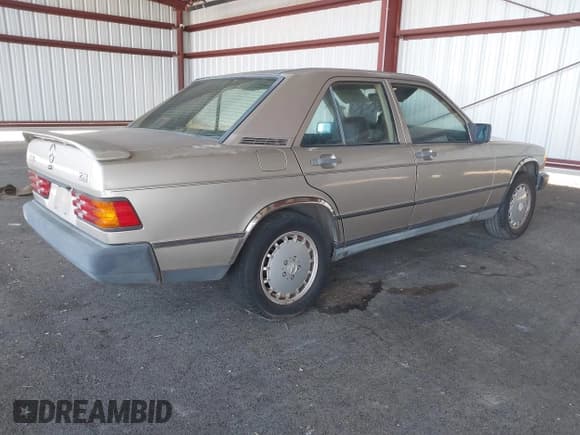 ✅ 1988 Mercedes-Benz 190 • VIN: WDBDA28D6JF409683 • Лот: 43101108. Опубликован ранее на IAAI с пробегом 179 668 миль. Бесплатный доступ к архиву аукционных продаж из США и подробный отчёт об истории автомобиля на DreamBid. Изображение 4.