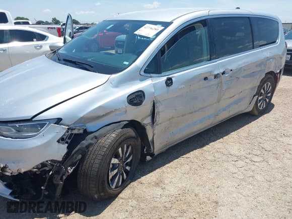 ✅ 2023 Chrysler Pacifica Hybrid Touring L • VIN: 2C4RC1L77PR618204 • Lot: 42736280. Wystawiony na IAAI z przebiegiem 74 611 mil. Bezpłatny archiwum sprzedaży aukcyjnych z USA i szczegółowy raport historii pojazdu na DreamBid. Zdjęcie 6.