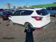 2018 Ford Escape SE z VIN 1FMCU9GD7JUC68368, wystawiony jako IAAI lot #43336557 z przebiegiem 104 766 mil mil oraz . Historia ofert i sprzedaży dostępna na DreamBid. Obrazek 3.