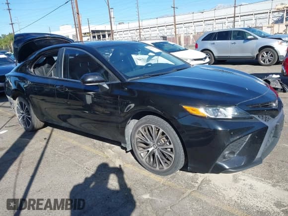 ✅ 2020 Toyota Camry SE • VIN: 4T1G11AK2LU882203 • Lot: 43458041. Wystawiony na IAAI z przebiegiem 180 472 mil. Bezpłatny archiwum sprzedaży aukcyjnych z USA i szczegółowy raport historii pojazdu na DreamBid. Zdjęcie 1.