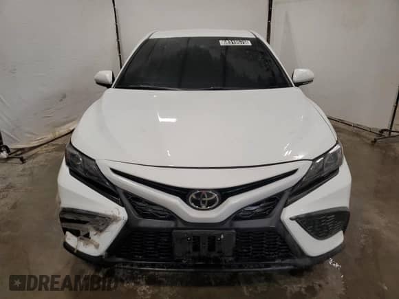 2022 Toyota Camry SE z VIN 4T1G11AKXNU664674, wystawiony jako Copart lot #68319575 z przebiegiem 62 490 mil mil oraz Czysty tytuł • Clean title. Historia ofert i sprzedaży dostępna na DreamBid. Obrazek 5.