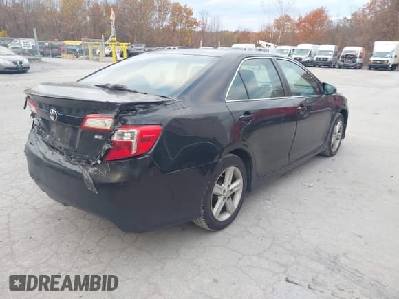 ✅ 2013 Toyota Camry SE • VIN: 4T1BF1FK5DU266811 • Lot: 43509714. Wystawiony na IAAI z przebiegiem 253 054 mil. Bezpłatny archiwum sprzedaży aukcyjnych z USA i szczegółowy raport historii pojazdu na DreamBid. Zdjęcie 4.