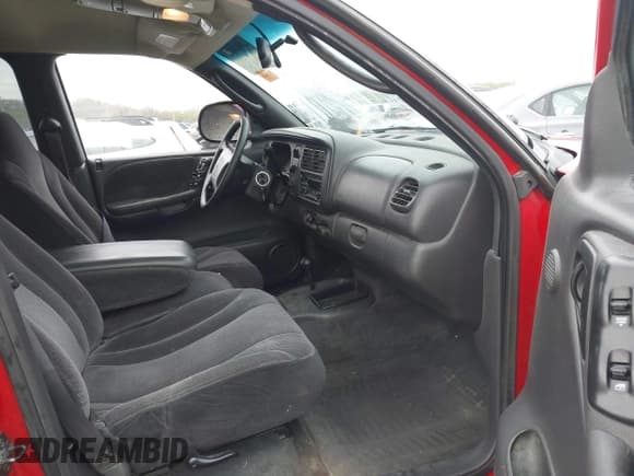 ✅ 2000 Dodge Dakota Sport • VIN: 1B7GG2ANXYS621732 • Lot: 41930673. Wystawiony na IAAI z przebiegiem 145 653 mil. Bezpłatny archiwum sprzedaży aukcyjnych z USA i szczegółowy raport historii pojazdu na DreamBid. Zdjęcie 5.