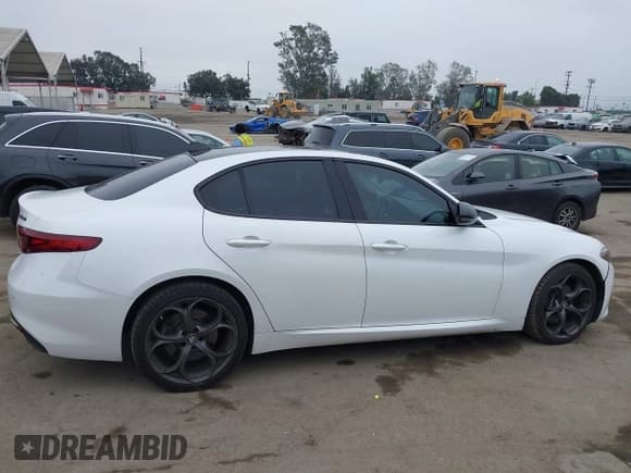 ✅ 2018 Alfa Romeo Giulia Ti Sport • VIN: ZARFAEEN8J7596983 • Лот: 42288356. Опубликован ранее на IAAI с пробегом 78 696 миль. Бесплатный доступ к архиву аукционных продаж из США и подробный отчёт об истории автомобиля на DreamBid. Изображение 13.