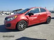 ✅ 2013 Kia Rio LX • VIN: KNADM5A3XD6310197 • Лот: 91847745. Опубликован ранее на Copart с пробегом 159 332 миль. Бесплатный доступ к архиву аукционных продаж из США и подробный отчёт об истории автомобиля на DreamBid. Изображение 1.