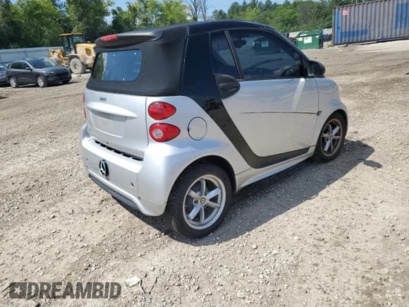 ✅ 2015 Smart fortwo Passion • VIN: WMEEK3BA5FK833086 • Lot: 68665935. Wystawiony na Copart z przebiegiem Nie podano. Bezpłatny archiwum sprzedaży aukcyjnych z USA i szczegółowy raport historii pojazdu na DreamBid. Zdjęcie 3.