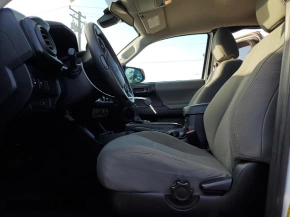 ✅ 2020 Toyota Tacoma SR • VIN: 5TFRX5GN6LX174104 • Лот: 82166175. Опубликован ранее на Copart с пробегом 107 696 миль. Бесплатный доступ к архиву аукционных продаж из США и подробный отчёт об истории автомобиля на DreamBid. Изображение 7.