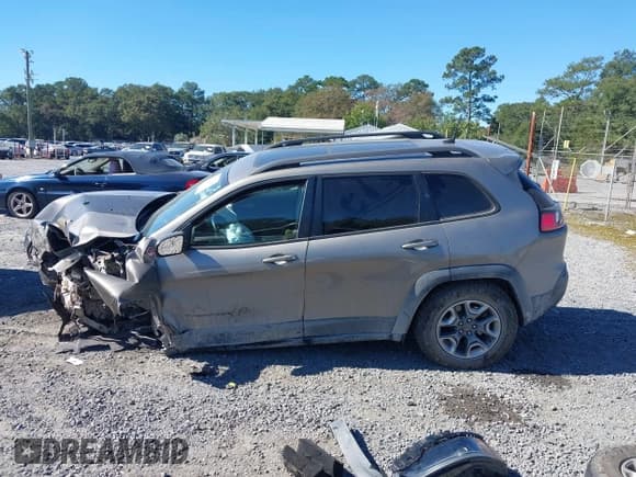 ✅ 2019 Jeep Cherokee Trailhawk • VIN: 1C4PJMBX1KD251067 • Lot: 43497885. Wystawiony na IAAI z przebiegiem 110 215 mil. Bezpłatny archiwum sprzedaży aukcyjnych z USA i szczegółowy raport historii pojazdu na DreamBid. Zdjęcie 15.