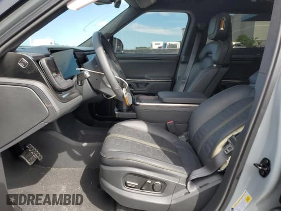 ✅ 2024 Rivian R1S Adventure • VIN: 7PDSGABA1RN031380 • Lot: 73119354. Wystawiony na Copart z przebiegiem 6 786 mil. Bezpłatny archiwum sprzedaży aukcyjnych z USA i szczegółowy raport historii pojazdu na DreamBid. Zdjęcie 7.