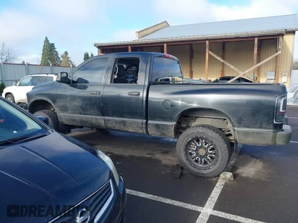 2005 Dodge 3500 SLT z VIN 3D7LS38C05G747324, wystawiony jako IAAI lot #41934314 z przebiegiem Nie podano mil oraz . Historia ofert i sprzedaży dostępna na DreamBid. Obrazek 14.