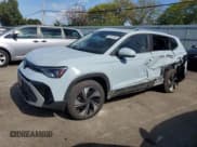 ✅ 2025 Volkswagen Taos SE • VIN: 3VVVC7B29SM050109 • Лот: 86635845. Опубликован ранее на Copart с пробегом 3 394 миль. Бесплатный доступ к архиву аукционных продаж из США и подробный отчёт об истории автомобиля на DreamBid. Изображение 1.