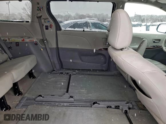 ✅ 2013 Toyota Sienna XLE • VIN: 5TDYK3DC8DS359408 • Lot: 95032825. Wystawiony na Copart z przebiegiem 84 579 mil. Bezpłatny archiwum sprzedaży aukcyjnych z USA i szczegółowy raport historii pojazdu na DreamBid. Zdjęcie 11.