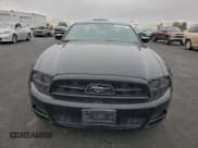 ✅ 2014 Ford Mustang V6 • VIN: 1ZVBP8AM9E5285275 • Lot: 96456015. Wystawiony na Copart z przebiegiem 218 117 mil. Bezpłatny archiwum sprzedaży aukcyjnych z USA i szczegółowy raport historii pojazdu na DreamBid. Zdjęcie 5.