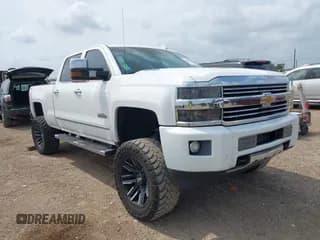 ✅ 2015 Chevrolet Silverado 2500HD High Country • VIN: 1GC1KXE82FF650816 • Lot: 42120358. Wystawiony na IAAI z przebiegiem 113 680 mil. Bezpłatny archiwum sprzedaży aukcyjnych z USA i szczegółowy raport historii pojazdu na DreamBid. Zdjęcie 1.