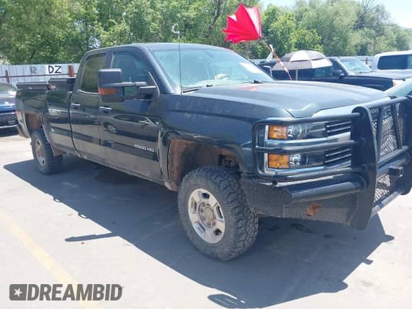 2017 Chevrolet Silverado 2500HD Work Truck z VIN 1GC2KUEG4HZ335026, wystawiony jako IAAI lot #42557160 z przebiegiem 70 652 mil mil oraz . Historia ofert i sprzedaży dostępna na DreamBid. Obrazek 1.