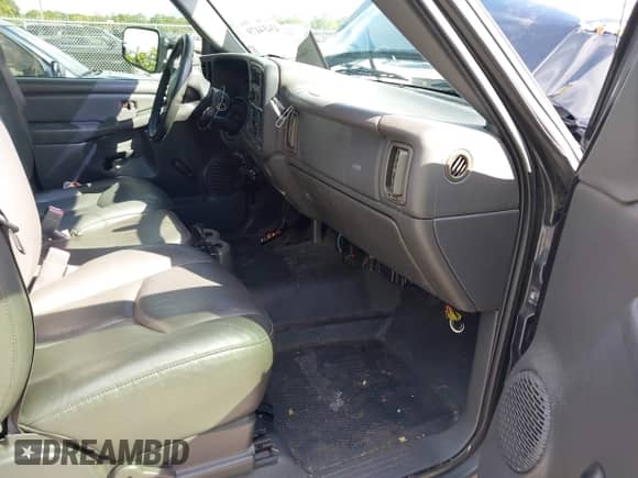 2005 Chevrolet Silverado 2500HD z VIN 1GCHC24295E245665, wystawiony jako IAAI lot #43454479 z przebiegiem 310 295 mil mil oraz . Historia ofert i sprzedaży dostępna na DreamBid. Obrazek 5.