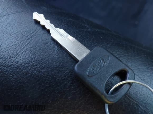 ✅ 2004 Ford Thunderbird Deluxe • VIN: 1FAHP60A84Y100984 • Lot: 40978553. Wystawiony na IAAI z przebiegiem 113 051 mil. Bezpłatny archiwum sprzedaży aukcyjnych z USA i szczegółowy raport historii pojazdu na DreamBid. Zdjęcie 11.