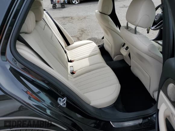 ✅ 2022 Mercedes-Benz E 450 • VIN: W1KZH6AB8NB048429 • Lot: 61339932. Wystawiony na Copart z przebiegiem 6 698 mil. Bezpłatny archiwum sprzedaży aukcyjnych z USA i szczegółowy raport historii pojazdu na DreamBid. Zdjęcie 6.