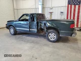 ✅ 2003 Chevrolet S-10 LS • VIN: 1GCDT19X538186820 • Лот: 84168494. Опубликован ранее на Copart с пробегом 243 088 миль. Бесплатный доступ к архиву аукционных продаж из США и подробный отчёт об истории автомобиля на DreamBid. Изображение 2.