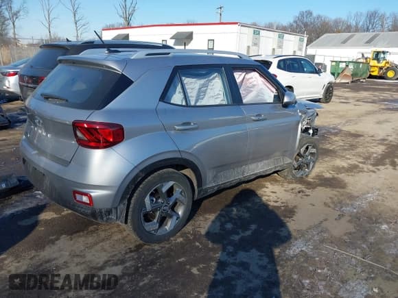 ✅ 2024 Hyundai Venue SEL • VIN: KMHRC8A31RU334335 • Lot: 41393828. Listed on IAAI with 3,771 mi. Free auction sales archive from the USA and detailed vehicle history report at DreamBid. Image 4.