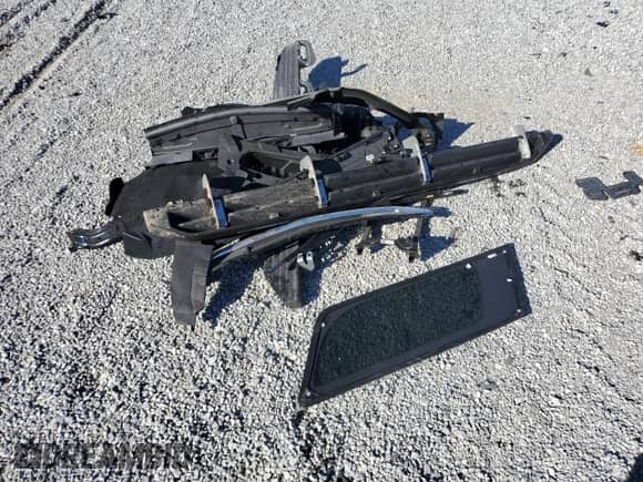 2024 Chevrolet Suburban LT z VIN 1GNSCCKD4RR192203, wystawiony jako Copart lot #73304094 z przebiegiem 14 731 mil mil oraz Szkoda całkowita • Salvage title. Historia ofert i sprzedaży dostępna na DreamBid. Obrazek 13.