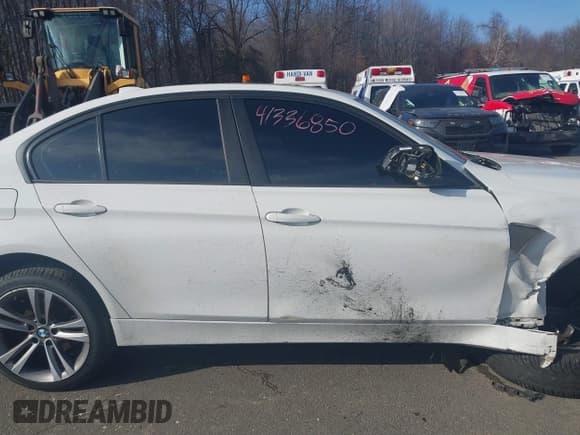 ✅ 2015 BMW 3 Series 320i xDrive • VIN: WBA3C3G55FNS75282 • Lot: 41336850. Wystawiony na IAAI z przebiegiem 120 856 mil. Bezpłatny archiwum sprzedaży aukcyjnych z USA i szczegółowy raport historii pojazdu na DreamBid. Zdjęcie 13.