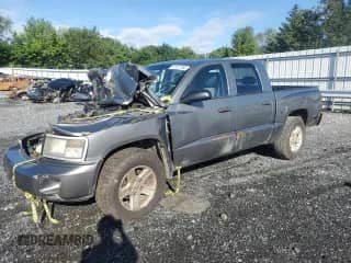 2010 Dodge Dakota Bighorn/Lonestar z VIN 1D7CE3GK0AS228194, wystawiony jako Copart lot #67747754 z przebiegiem 163 139 mil mil oraz Szkoda całkowita • Salvage title. Historia ofert i sprzedaży dostępna na DreamBid. Obrazek 1.