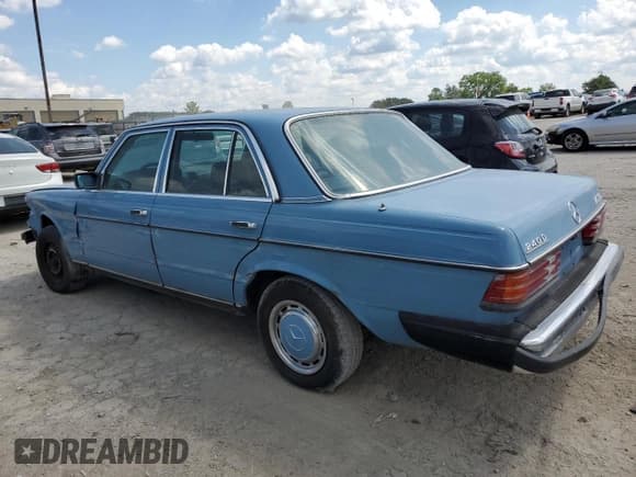 ✅ 1982 Mercedes-Benz 240 • VIN: WDBAB23A4CB292273 • Lot: 56853904. Wystawiony na Copart z przebiegiem 109 372 mil. Bezpłatny archiwum sprzedaży aukcyjnych z USA i szczegółowy raport historii pojazdu na DreamBid. Zdjęcie 2.