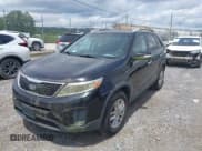 ✅ 2015 Kia Sorento LX • VIN: 5XYKT4A70FG643700 • Lot: 42964068. Wystawiony na IAAI z przebiegiem 155 173 mil. Bezpłatny archiwum sprzedaży aukcyjnych z USA i szczegółowy raport historii pojazdu na DreamBid. Zdjęcie 2.