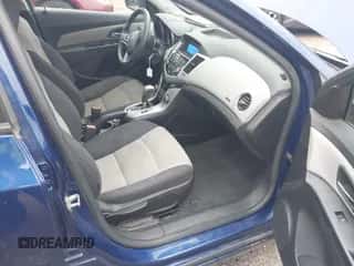 2013 Chevrolet Cruze LS z VIN 1G1PA5SH8D7148947, wystawiony jako IAAI lot #43274804 z przebiegiem 96 207 mil mil oraz . Historia ofert i sprzedaży dostępna na DreamBid. Obrazek 5.