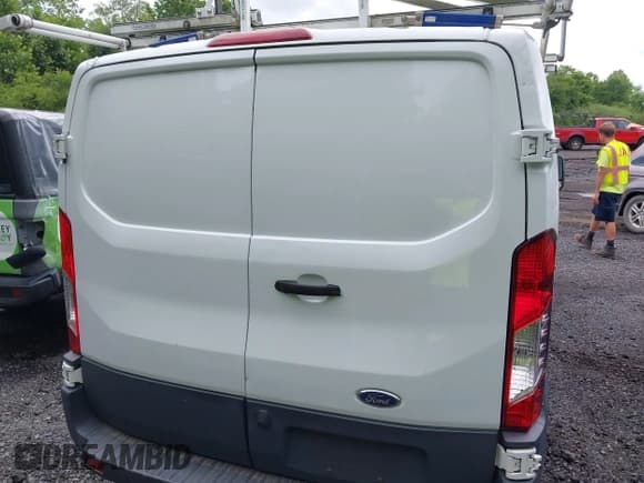 ✅ 2017 Ford Transit • VIN: 1FTYE1ZM6HKA00987 • Lot: 42470361. Wystawiony na IAAI z przebiegiem 121 034 mil. Bezpłatny archiwum sprzedaży aukcyjnych z USA i szczegółowy raport historii pojazdu na DreamBid. Zdjęcie 16.