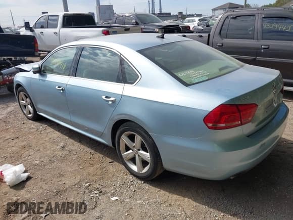 ✅ 2013 Volkswagen Passat SE • VIN: 1VWBP7A38DC117333 • Lot: 43189418. Wystawiony na IAAI z przebiegiem 199 732 mil. Bezpłatny archiwum sprzedaży aukcyjnych z USA i szczegółowy raport historii pojazdu na DreamBid. Zdjęcie 3.