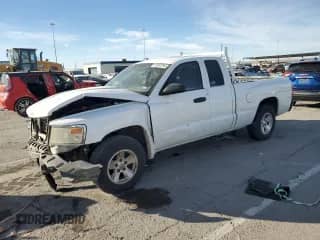 2008 Dodge Dakota SXT z VIN 1D7HE32NX8S565330, wystawiony jako Copart lot #87002294 z przebiegiem 168 907 mil mil oraz Szkoda całkowita • Salvage title. Historia ofert i sprzedaży dostępna na DreamBid. Obrazek 1.