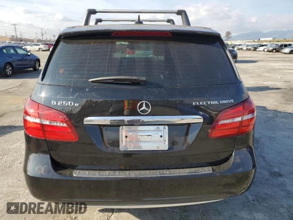 ✅ 2015 Mercedes-Benz B Electric Drive • VIN: WDDVP9AB6FJ004293 • Лот: 73193382. Опубликован ранее на Copart с пробегом 85 689 миль. Бесплатный доступ к архиву аукционных продаж из США и подробный отчёт об истории автомобиля на DreamBid. Изображение 6.