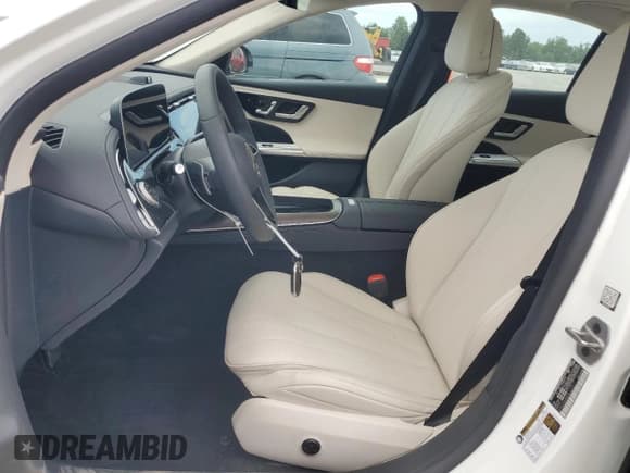 ✅ 2025 Mercedes-Benz E 350 • VIN: W1KLF4HB4SA131511 • Lot: 66153115. Wystawiony na Copart z przebiegiem 864 mil. Bezpłatny archiwum sprzedaży aukcyjnych z USA i szczegółowy raport historii pojazdu na DreamBid. Zdjęcie 7.