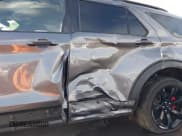 ✅ 2022 Ford Explorer ST • VIN: 1FM5K8GC3NGA17738 • Lot: 41546088. Wystawiony na IAAI z przebiegiem 54 636 mil. Bezpłatny archiwum sprzedaży aukcyjnych z USA i szczegółowy raport historii pojazdu na DreamBid. Zdjęcie 20.