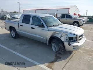 ✅ 2008 Dodge Dakota SLT • VIN: 1D7HW48N08S626761 • Lot: 41794557. Wystawiony na IAAI z przebiegiem 104 195 mil mil. Skorzystaj z bezpłatnego archiwum sprzedaży aukcyjnych z USA i zobacz szczegółowy raport historii pojazdu na DreamBid. Zdjęcie 1.