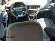 ✅ 2019 Hyundai Ioniq Blue • VIN: KMHC65LC5KU155326 • Lot: 70812844. Wystawiony na Copart z przebiegiem 94 976 mil. Bezpłatny archiwum sprzedaży aukcyjnych z USA i szczegółowy raport historii pojazdu na DreamBid. Zdjęcie 8.