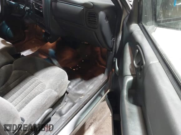 ✅ 2002 GMC Sonoma SL • VIN: 1GTCS145328187323 • Lot: 41486479. Listed on IAAI with 85,993 mi. Free auction sales archive from the USA and detailed vehicle history report at DreamBid. Image 5.