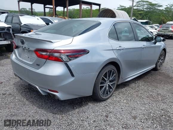 2022 Toyota Camry SE z VIN 4T1T11AK6NU643562, wystawiony jako IAAI lot #42478394 z przebiegiem 27 570 mil mil oraz . Historia ofert i sprzedaży dostępna na DreamBid. Obrazek 4.