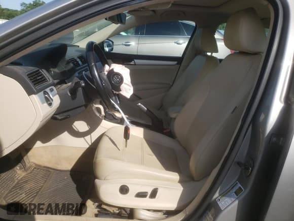 ✅ 2013 Volkswagen Passat SE • VIN: 1VWBH7A3XDC022012 • Lot: 60499945. Listed on Copart with 173,700 mi. Free auction sales archive from the USA and detailed vehicle history report at DreamBid. Image 7.