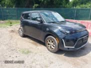 ✅ 2023 Kia Soul LX • VIN: KNDJ23AU6P7850380 • Lot: 42647275. Wystawiony na IAAI z przebiegiem 46 982 mil. Bezpłatny archiwum sprzedaży aukcyjnych z USA i szczegółowy raport historii pojazdu na DreamBid. Zdjęcie 1.