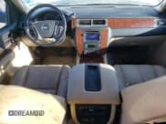 ✅ 2008 Chevrolet Suburban 2LT • VIN: 1GNFK16368R195144 • Lot: 74033334. Wystawiony na Copart z przebiegiem 177 462 mil. Bezpłatny archiwum sprzedaży aukcyjnych z USA i szczegółowy raport historii pojazdu na DreamBid. Zdjęcie 8.