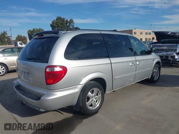 ✅ 2005 Dodge Caravan SXT • VIN: 2D4GP44L05R345986 • Lot: 43653111. Wystawiony na IAAI z przebiegiem 171 419 mil. Bezpłatny archiwum sprzedaży aukcyjnych z USA i szczegółowy raport historii pojazdu na DreamBid. Zdjęcie 4.