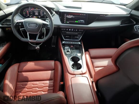 ✅ 2024 Audi RS e-tron GT • VIN: WAUBHBFW9R7901796 • Lot: 84634575. Wystawiony na Copart z przebiegiem 9 311 mil. Bezpłatny archiwum sprzedaży aukcyjnych z USA i szczegółowy raport historii pojazdu na DreamBid. Zdjęcie 8.