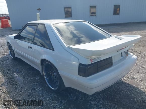 ✅ 1989 Ford Mustang • VIN: 1FABP41E1KF170203 • Lot: 42167685. Wystawiony na IAAI z przebiegiem 91 032 mil. Bezpłatny archiwum sprzedaży aukcyjnych z USA i szczegółowy raport historii pojazdu na DreamBid. Zdjęcie 3.