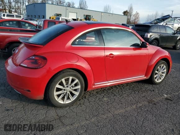✅ 2018 Volkswagen Beetle SE • VIN: 3VWJD7AT4JM703168 • Лот: 83746544. Опубликован ранее на Copart с пробегом 18 012 миль. Бесплатный доступ к архиву аукционных продаж из США и подробный отчёт об истории автомобиля на DreamBid. Изображение 3.