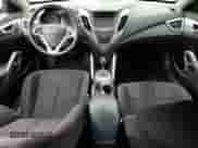 2013 Hyundai Veloster w/Gray Int z VIN KMHTC6AD5DU162385, wystawiony jako Copart lot #71346754 z przebiegiem 86 922 mil mil oraz Szkoda całkowita • Salvage title. Historia ofert i sprzedaży dostępna na DreamBid. Obrazek 8.